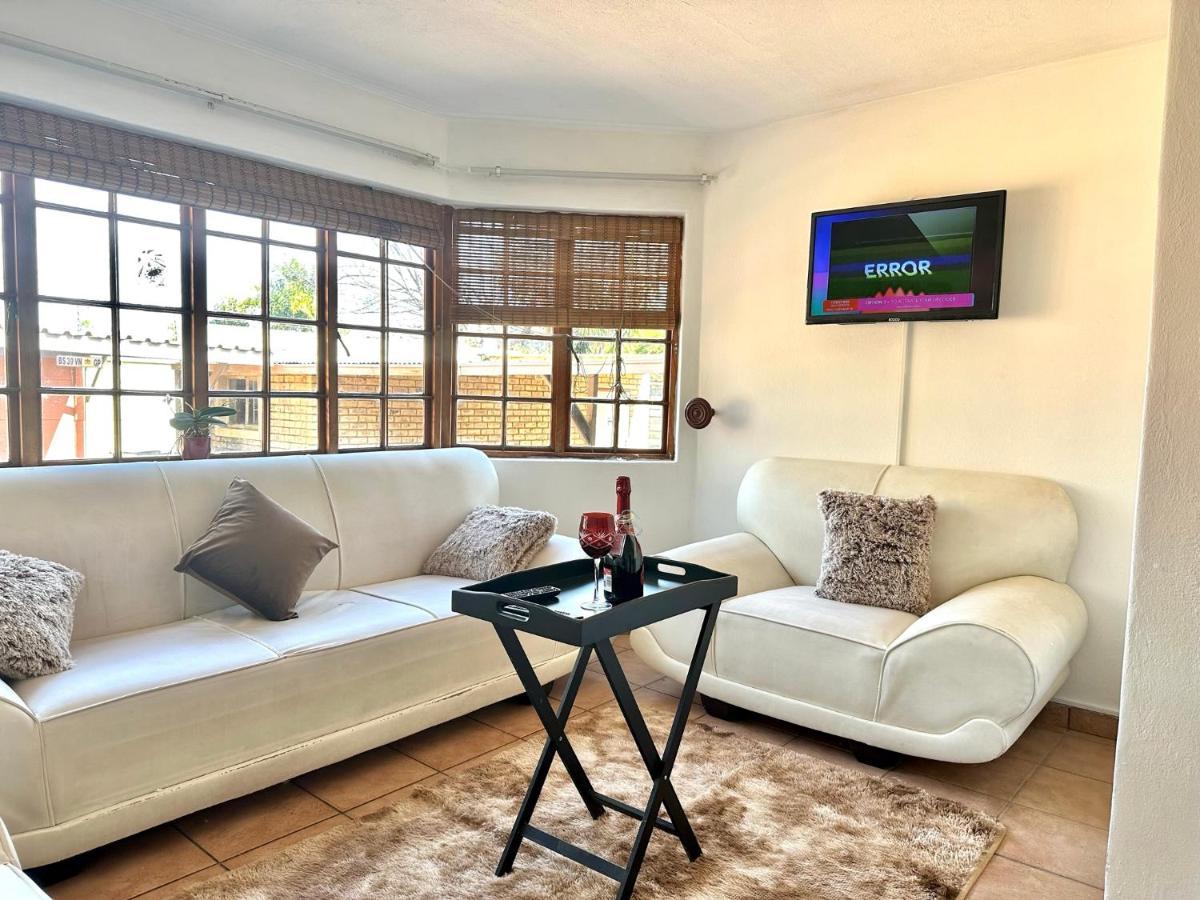 Blue Lantern Bed And Breakfast Kempton Park Eksteriør billede